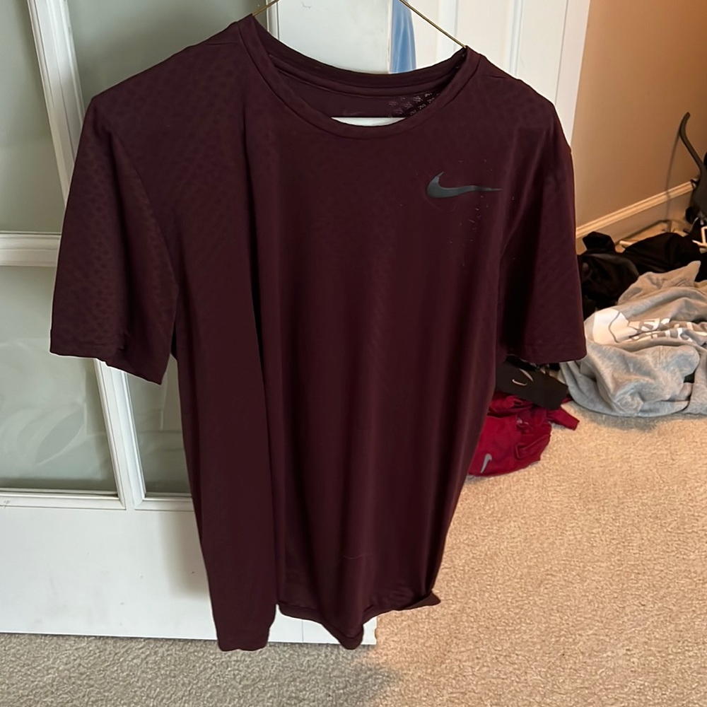 Maroon Nike short sleeve